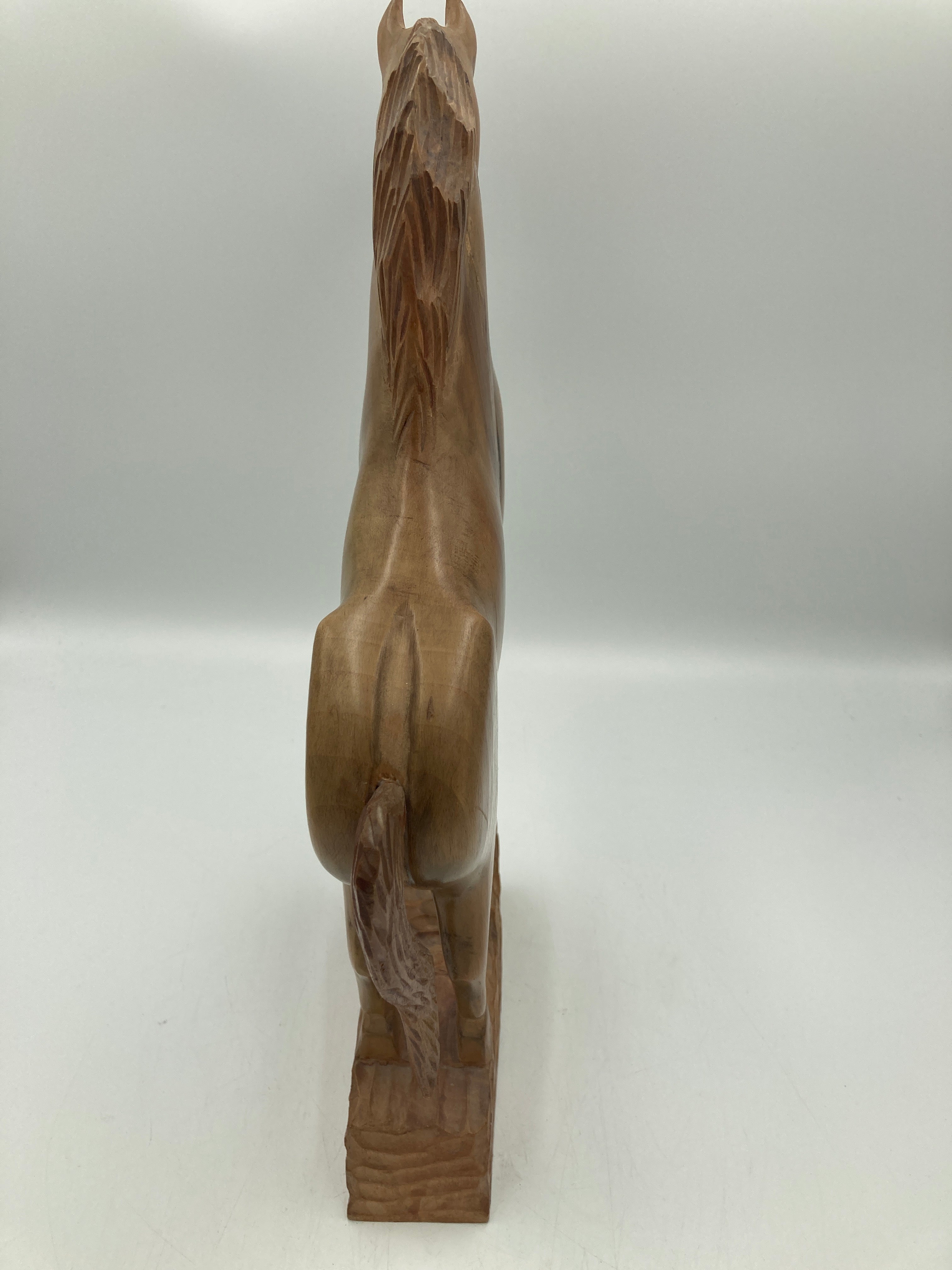 Hesteskulptur i massivt træ